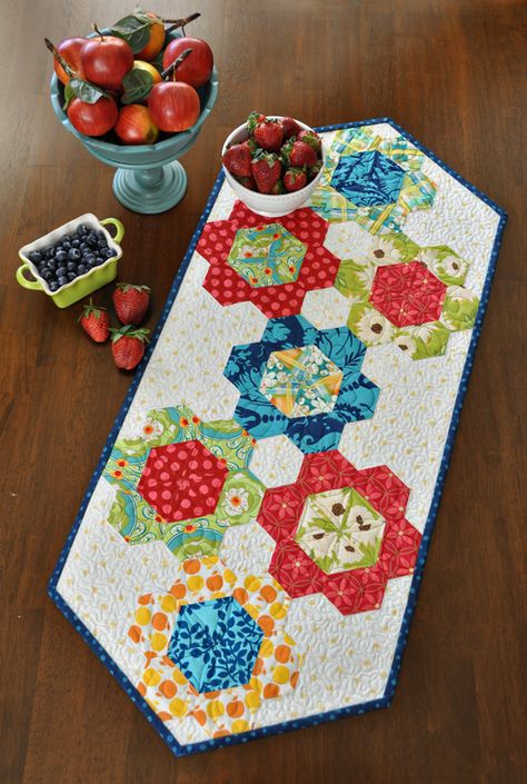 Hexi Table Runner, English Paper Piecing Table Runner, Epp Table Runner, Hexagon Table Runner, Hexagon Ideas, Hexie Projects, Table Runner Patterns, Hexie Quilts Patterns, Hexagon Quilt Pattern