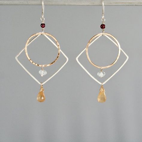 These modern earrings feature two handmade geometric shapes. They are made from 14k yellow gold filled and sterling silver. They are given flat and hammered texture and a shiny finish. The ear wires are sterling silver. This pair has deep red garnet along with pale aquamarine and yellow citrine Boho Earrings Diy, Metal Jewelry Handmade, Geometric Hoop Earrings, Bijoux Fil Aluminium, Bling Earrings, Handmade Fashion Jewelry, Beaded Drop Earrings, Handmade Wire Jewelry, Handmade Jewelry Diy