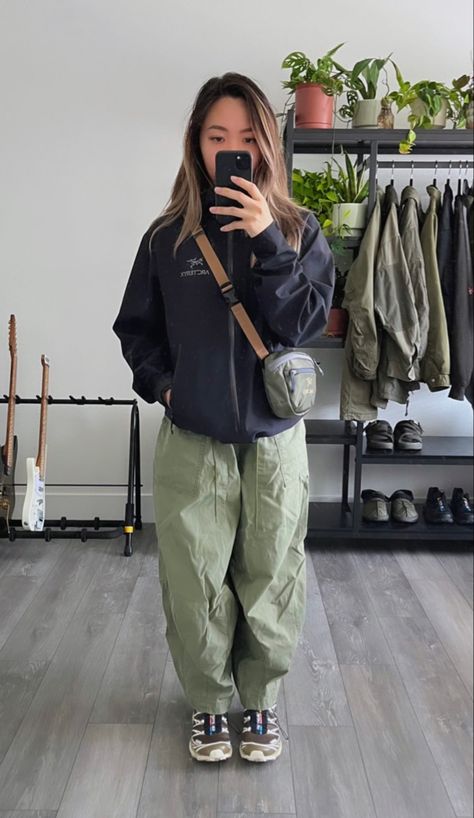 🧥: Arc’teryx 👖: Needles.jp 👟: Salomon 🎒: Arc’teryx Cold Hiking Outfit, Sportwear Outfit, Minimal Shirt Design, Manish Fashion, Winter Pants Outfit, Melbourne Fashion, Mens Outfit Inspiration, Streetwear Aesthetic, Swag Style