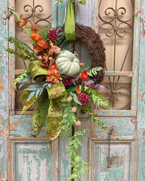 Rustic Fall Mantel Decor, Babam Wreaths, Fall Door Wreaths, October Decor, Halloween Pumpkin Ideas, Elegant Fall Wreaths, Garden Lighting Ideas, Fall Decor Wreaths, Fall Pumpkin Crafts