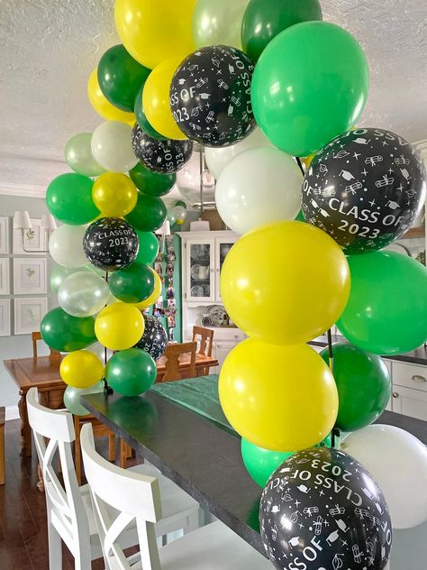 Learn how to easily make a balloon arch that clamps to a tabletop or kitchen island. This is the perfect big-impact, low cost party decoration! I recently threw a graduation luncheon for my daughter and made the cutest balloon arch to decorate. Tabletop Balloon Arch, How To Make A Balloon Arch Diy Easy, How To Make A Balloon Arch, Simple Balloon Arch, Balloon Arch Ideas, Make A Balloon Arch, Balloon Tutorials, March Madness Parties, Balloon Arch Diy