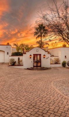 Hacienda Style Homes Outside, Hacienda Style Homes Modern, Spanish Courtyard Ideas Hacienda Style, Spanish Courtyard Mexican Style, Spanish Colonial Homes Interior, Homes In Mexico Spanish Style, Spanish Casa Hacienda Style, Mexican Style Exterior House, Spanish Style Ranch Homes Exterior