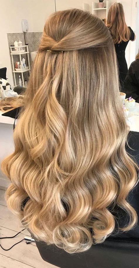 Graduation Hairstyles For Long Hair, Half Up Hairstyles, Half Up Half Down Hair Prom, Kadeřnické Trendy, Hairstyles Prom, Simple Prom Hair, Prom Hair Down, Ball Hairstyles, Prom Hairstyles For Long Hair