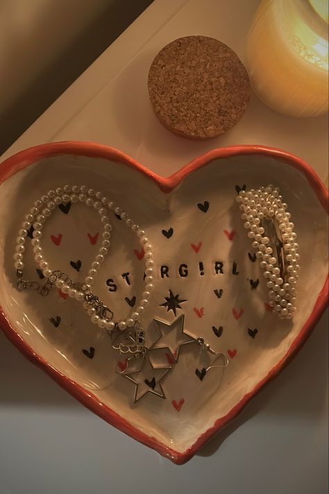 Heart Plate Pottery, Lana Del Rey Ceramic, Heart Pottery Painting Ideas, Clay Crafts Heart, Heart Plate Pottery Painting, Clay Plates Ideas, Heart Clay Ideas, Heart Ceramics Ideas, Pink Clay Ideas