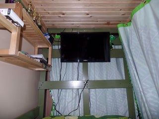 Tv Under Bunk Bed, Top Bunk Shelf Ideas, Bunk Bed Tv Ideas, Top Bunk Privacy Ideas, Dorm Top Bunk Ideas, Bunk Bed Fort Ideas, Boys Bunk Bedroom Ideas, Top Bunk Bed Ideas Storage, Lower Bunk Bed Decor Ideas