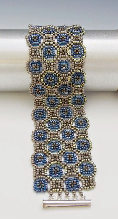 Art Perle, Beadwork Bracelet, Beading Netting, Motifs Perler, Seed Bead Patterns, Beading Techniques, Seed Bead Tutorial, Beaded Jewelry Designs, Bead Loom Patterns