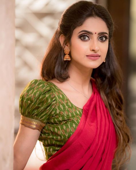 Actress Ayesha in half saree photos - South Indian Actress Simple Saree Blouse Designs, Lace Blouse Design, Saree Photos, Best Blouse Designs, Latest Blouse Designs Pattern, Latest Model Blouse Designs, Traditional Blouse Designs, Fashionable Saree Blouse Designs, Blouse Design Images