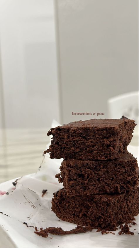 Brownie Instagram Story Ideas, Cake Tasting Aesthetic, Brownie Story Instagram, Baking Aesthetic Story, Baking Aesthetic Instagram Story, Chocolate Instagram Story Ideas, Brownie Captions For Instagram, Cozy Baking Aesthetic, Cheesecake Captions Instagram