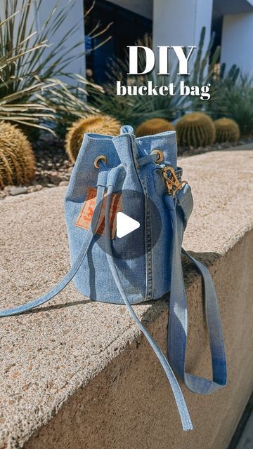 Denim Diy Bag, Handmade Jeans Bag, Jean Bag Diy, Diy Sac En Jean, Denim Purse Diy, Sewing Bags Patterns Free, Bags From Jeans, Free Purse Patterns, Diy Jean Purse