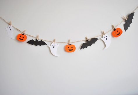 Diy Halloween Garland For Kids, Halloween Girlande Diy, Make Your Own Halloween Decorations, Fall Autumn Decorations Diy, Diy Halloween Decorations Cute, Crafty Halloween Decor, Halloween Hanging Decor, How To Make A Garland, Diy Paper Halloween Decorations