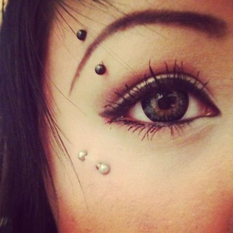 http://www.piercingmodels.com/anti-eyebrow-piercing-information-pictures/ Under Eye Piercing, Piercing No Rosto, Piercings Corps, Piercing Arcade, Labret Vertical, Anti Eyebrow, Piercings Bonitos, Eyebrow Piercing Jewelry, Piercing Face