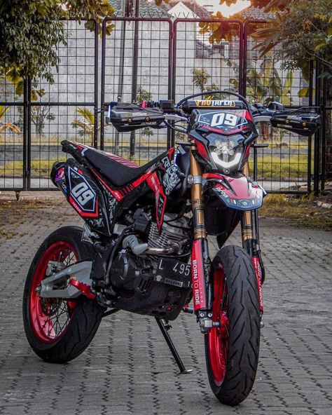 Supermoto 125, Motor Crf, Motard Bikes, Cardi B Funny Face, Custom Dirt Bike, Ktm Dirt Bikes, Doflamingo Wallpaper, Cafe Racer Design, Cool Dirt Bikes