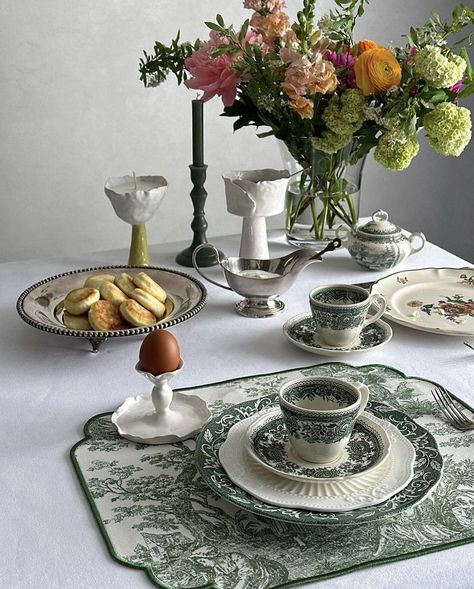 Plates Aesthetic, Plates Ideas, Fine Dinnerware, Dining Ware, Dinner Party Table, Table Setting Inspiration, Green Plates, Dinner Table Setting, Table Setting Decor