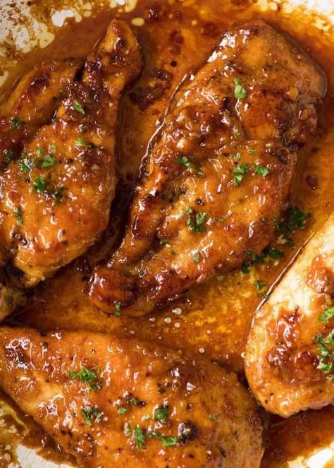 Close up photo of Honey Garlic Chicken in a skillet, fresh off the stove Honey Garlic Chicken Breast, Garlic Chicken Breast Recipes, Chicken Thights Recipes, Seared Chicken Breast, Dada Ayam, Ayam Bakar, Crock Pot Recipes, Honey Garlic Chicken, Breast Recipe