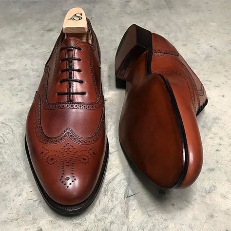 740 Likes, 4 Comments - www.afinepairofshoes.co.uk (@afinepairofshoes) on Instagram: “Hunt wingtip brogue in Mahogany calf by Alfred Sargent #alfredsargent #hunt #wingtip #brogue…” Brogues Men, Wingtip Shoes, Casual Dress Shoes, Mens Dress, Mens Oxfords, Up Shoes, Formal Shoes, Blue Suede, Handmade Shoes