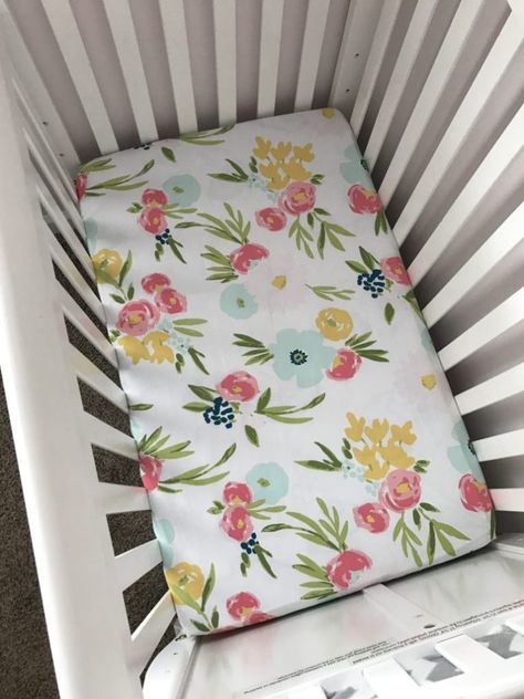 Diy Crib Bedding, Crib Sheet Pattern, Crib Sheet Tutorial, Baby Nest Pattern, Mini Crib Bedding, Diy Crib, Baby Crib Sheets, Baby Sheets, Mini Crib Sheets