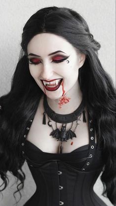 Vampyr Smink, Maquillage Halloween Vampire, Vampire Hair, Vampire Makeup Halloween, Vampire Fashion, Kostuum Halloween, Vampire Look, Vampire Makeup, Creepy Halloween Makeup