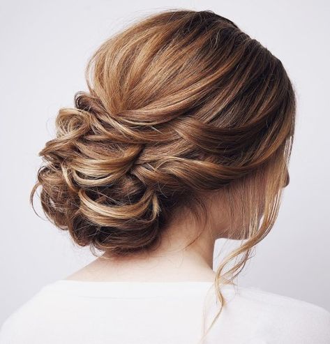 Messy Curly Bun for Medium Hair Bun For Short Hair, Hairstyles For Beginners, Nye Hairstyles, Loose Bun, Medium Length Updo, Messy Curly Bun, Messy Hair Updo, Half Up Wedding Hair, Loose Updo