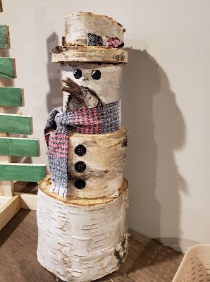 Once Daily DIY: Snowman made with Birch Logs Birch Tree Decor Christmas, Birch Decorations, Log Snowman, Birch Wood Crafts, Log Crafts, Log Decor, Birch Tree Decor, Birch Craft, Birch Logs