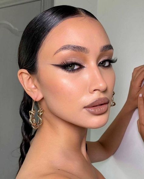 Get ready to slay with this party makeup look! Black Make Up Tutorial, Matte Makeup Look Natural, Matt Makeup, Matte Makeup Look, Makeup Artist Working, New Makeup Looks, Mekap Mata, Fall Makeup Looks, Matte Makeup