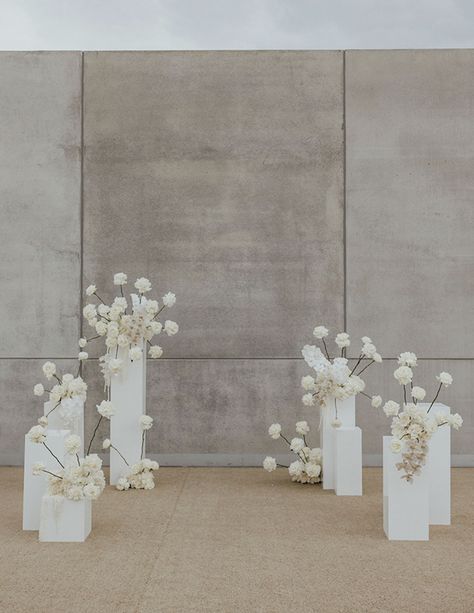 Minimal Wedding Ceremony Flowers, Contemporary Wedding Decorations, Minimalist Altar Design, Wedding Photo Stand, Altar Backdrop Wedding, Modern Mexico Wedding, Minimal Wedding Altar, Wedding Altar Backdrop, Unique Wedding Florals