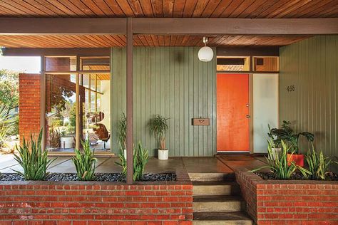 A couple restores a 1955 gem with original vaulted ceilings, brilliant wood paneling and floor-to-ceiling glass, showcasing the California Modern look. Mid Century Exterior, Eichler Homes, California Modern, Mid Century Architecture, Casa Exterior, Decoration Inspiration, Mid Century Modern House, Modern Exterior, Mid Century House