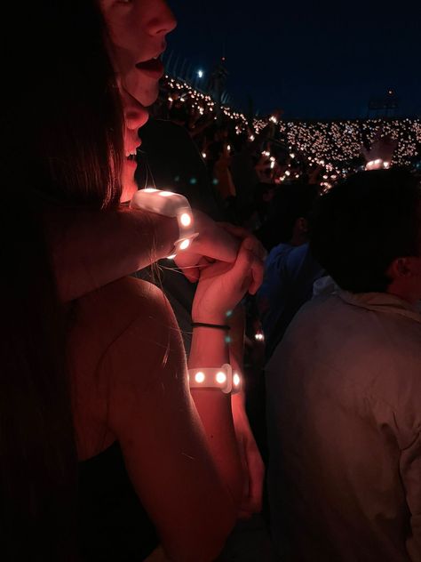 Concert With Boyfriend Pictures, Bf Vision Board, Concert Picture Ideas Couple, Cute Couple Concert Pictures, Couple Concert Aesthetic, Silly Boyfriend Aesthetic, Singer Boyfriend Aesthetic, Couple In Concert, Dream Boyfriend List