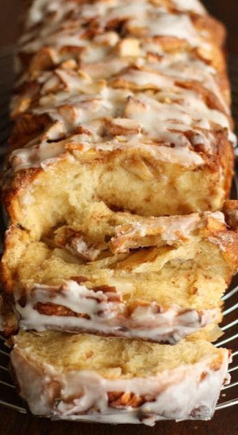 Apple Cinnamon Pull Apart, Apple Banana Bread, Monkey Bread Recipe Easy, Cinnamon Pull Apart, Cinnamon Bread Easy, Cinnamon Pull Apart Bread, Bread Pull Apart Recipes, Bread Pudding With Apples, Apple Cinnamon Bread