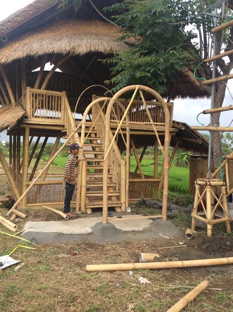 Bending Bamboo – Bamboo Creative Bali Bamboo Stakes, Bamboo Building, Bamboo Poles, Resort Architecture, Bamboo Construction, Ethnic Home Decor, Bamboo House, Earthship, Bend