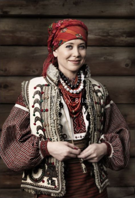 Hutsuls © Youry Bilak Ukraine Women, Ukrainian Dress, Folk Fashion, We Are The World, Folk Costume, World Cultures, Traditional Clothing, Ethnic Fashion, Headdress