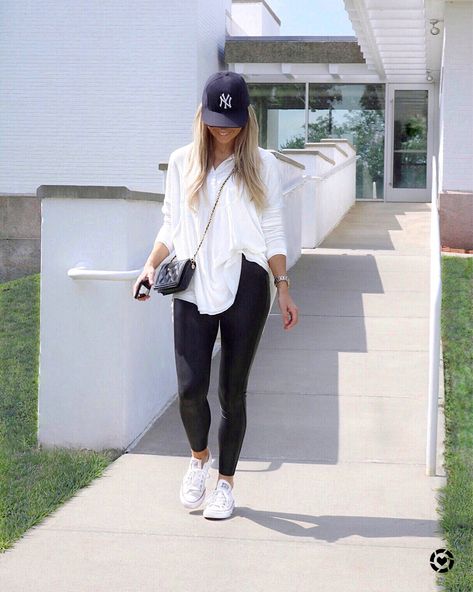 Hair Stylist Work Outfits, Ballcap Outfits Women, Sporty Classic Style, Easy Mom Style, Fair Date Outfit, Normcore Style, Casual Sunday Outfit, Leggins Outfit, Apple Body Shape