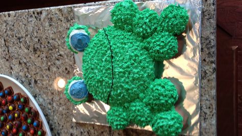 Frog cake Frog Cupcakes, Frog Baby Showers, Muppets Party, Frog Birthday Party, Snake Party, Frog Cake, Cake Outfit, Cake Pulls, Frog Theme