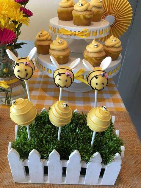 Bee Hive Five Birthday, First Bee Day Party Decorations Diy, Queen Bee Party Theme, Busy Bee Birthday Theme, 1st Bee Day Party Ideas, 1st Bee Day Party Ideas Girl, My First Bee Day, Day Birthday Party Ideas, Bumblebee Birthday Party