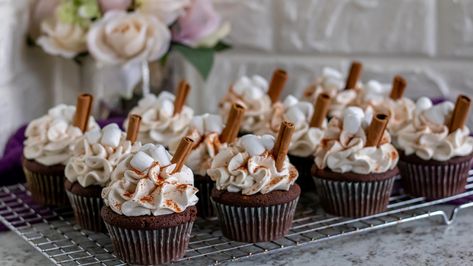 These delightful Mexican hot chocolate cupcakes start sweet and finish with a kick of spice. Hot Chocolate Cupcakes Recipe, Mexican Hot Chocolate Cupcakes, Mexican Hot Cocoa, Chocolate Cupcakes Recipe, Hot Chocolate Cupcakes, Avocado Chocolate Mousse, Butter Cupcakes, Mexican Chocolate, Cupcake Recipes Chocolate