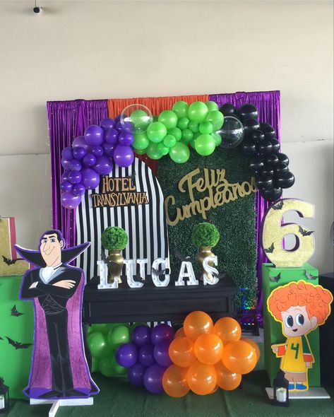 Hotel Transylvania Trunk Or Treat Ideas, Hotel Transylvania Birthday Party Ideas, Hotel Transylvania Decorations, Hotel Transylvania Cake, Paw Ideas, Hotel Transylvania Birthday, Hotel Transylvania Party, Gamer Party, Hotel Party