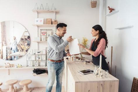 How To Create A Great Retail Customer Experience Store Photography, Birthday Email, Retail Solutions, Know Your Customer, High Tech Gadgets, Mobile Payments, Branding Tips, Customer Retention, Retail Experience