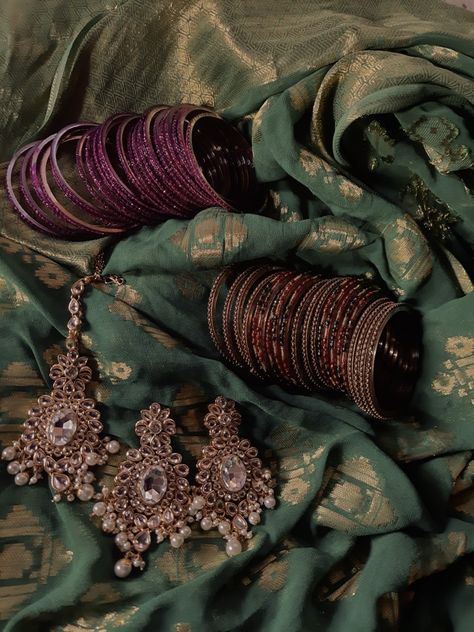 Indian Jewelry Aesthetic Photography, Green Desi Aesthetic, Indian Jewelry Aesthetic, India Aesthetic, South Asian Aesthetic, Desi Aesthetics, Desi Love, Romantic Academia, Desi Fashion Casual