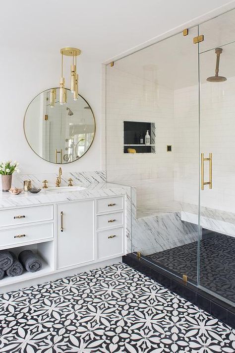 Wonderfully designed white and black bathroom boasts sa seamless glass shower fitted with a brass door handles and featuring white subway surround tiles fixed framing a black tiled niche. All White Bedroom, Hollywood Hills Homes, Transitional Bathroom, Casa Exterior, Apartment Bathroom, Bad Design, Tile Flooring, Hollywood Hills, Dream Bathroom