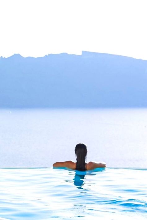 Infinity Pool Pictures Ideas, Infinity Pool Pictures, Infinity Pool Photoshoot, Infinity Pool Poses, Pool Pictures, Best Hotels In Santorini, Pool Poses, Pool Photography, Swimming Pool Photos