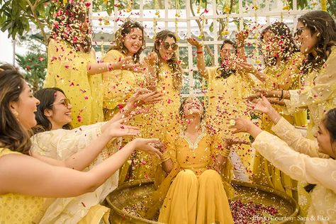 Haldi Photoshoot Bride And Groom, Haldi Ideas For Bridesmaid, Haldi Photo Poses With Friends, Haldi With Friends, Haldi Ceremony Poses With Friends, Haldi Ceremony Fun Ideas, Haldi Ceremony Bride And Groom, Fun Haldi Ideas, Haldi Photos Ideas