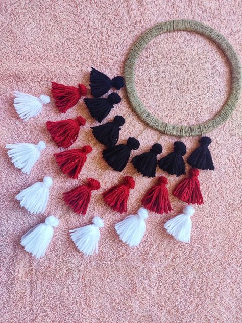 Wool Crafts Diy, Pola Macrame, Woolen Craft, Diy Yarn Crafts, Diy Wall Art Decor, Diy Bottle Crafts, Wall Hanging Crafts, Diy Paper Crafts Decoration, Origami Crafts Diy