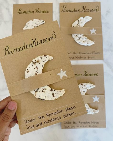 How To Make A Plantable Ramadan Moon Seed Gift – IslamiMommy Card Crafts Diy, Paper Flowers Bouquet, Easy Hostess Gifts, Diy Eid Gifts, How To Make Greetings, Eid Hampers, Ramadan Moon, Cardboard Crafts Kids, Islamic Celebrations