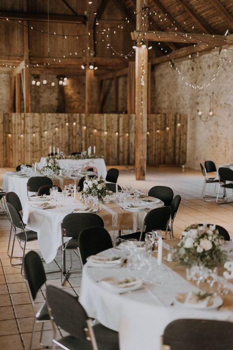 Et personligt bryllup forankret i parrets bagland Put A Ring On It, Barn Style, Wedding Inspo, Wedding Planning, Table Settings, Wedding Decorations, Wedding Inspiration, Table Decorations