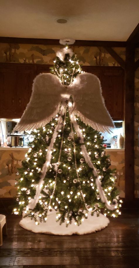 Angle Christmas Tree Ideas, Angel Xmas Tree Ideas, Angel Wing Christmas Tree Topper, Angel Decorated Christmas Trees, Angel Themed Christmas Trees, Memorial Christmas Tree Decorating Ideas, Angel Tree Ideas Charity, Draw Christmas Tree, Wallpaper Christmas Aesthetic