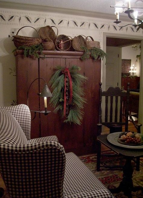 Christmas Indoor Decor, Early American Decor, Primitive Christmas Decorating, Primitive Christmas Decor, Primitive Living Room, Primitive Colonial, Primitive Homes, Latest Interior Design, Prim Christmas