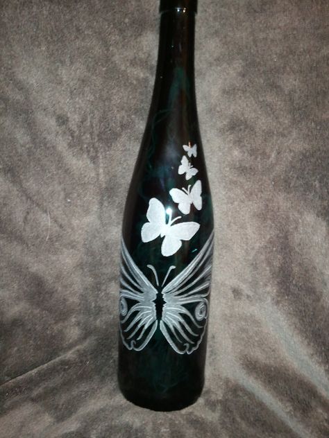 Butterflies without light Butterfly Bottle Art, Wine Bottle Crafts Christmas, Hand Painted Wine Bottles, Painted Bottles, Hand Painted Bottles, Empty Wine Bottles, Bottle Ideas, Painted Bottle, Diy Glass Bottle Crafts