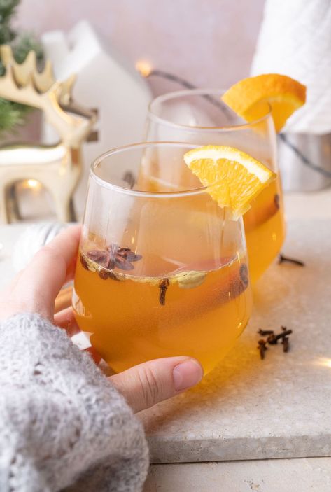 Mulled white wine may be less popular than mulled red wine but it´s equally delicious or maybe even better. White wine is spiced with aromatic spices, vanilla bean, oranges, and lemon. It´s so good you´ll want to sip on it all winter long! Wine Chrome Nails, Mulled Red Wine, Confit Byaldi, Mulled White Wine, Dinner Soup Recipes, Puff Pastry Recipes Savory, Mushroom Tart, Mulled Wine Recipe, Braised Red Cabbage