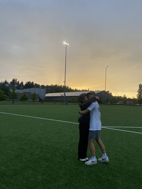 Romantic Photos Aesthetic, Football Couple Pictures, Cute Soccer Couples, Romantic Scenes Relationships, Soccer Couples, Football Couples, Anger Photography, This Kind Of Love, Soccer Boyfriend