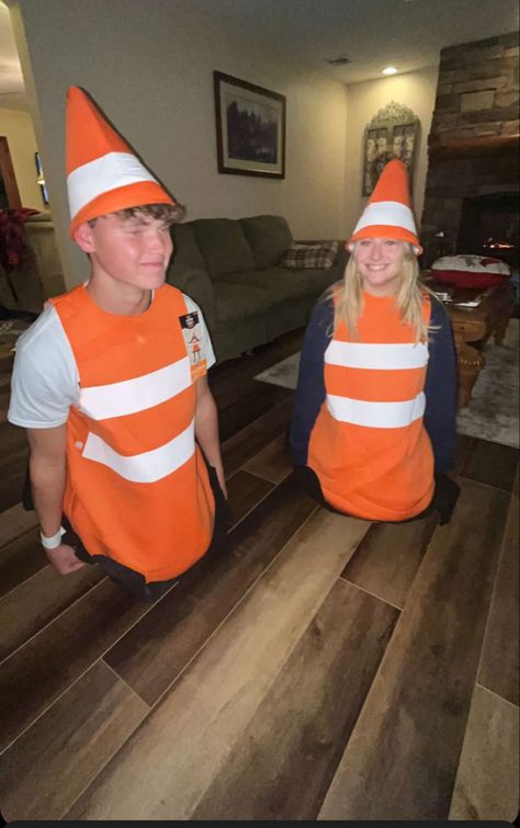 Cone costume Pylon Cone Costume, Outfit Bizarro Bariloche, Traffic Cone Costume, Cone Costume, Partner Halloween Costumes, Velma Costume, Duo Costumes, Duo Halloween Costumes, Dress Up Day