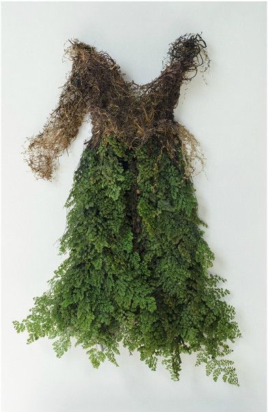 forestlore: Dress form forest moss and Fern http:www.catherinelatson.com/ Moss Clothes, Moss Clothing, Fern Dress, Plant Fashion, Forest Dress, Moss Dress, Forest Moss, Matka Natura, Fairy Clothes